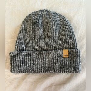 Women’s grey beanie from Roots-new